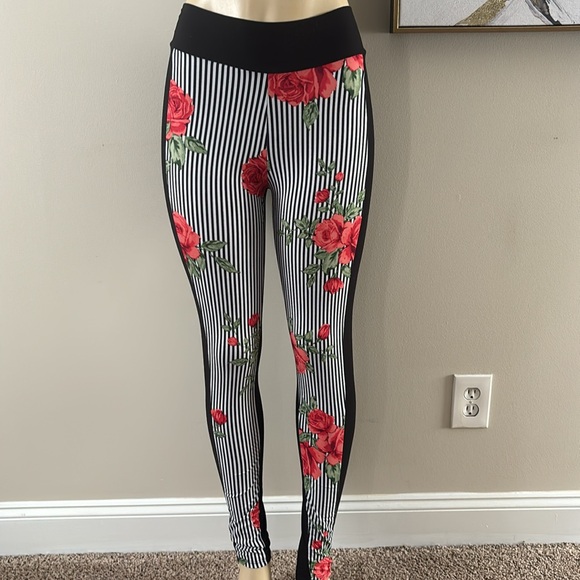 Fashion Nova- pinstripe red rose design set. - Picture 4 of 7